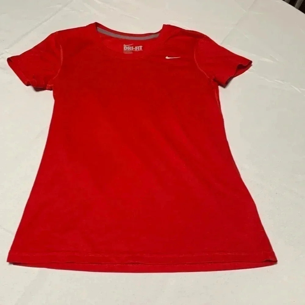 Nike men’s shirt, size S.